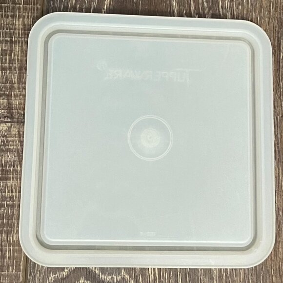 Vintage Tupperware Saltine Saver with Matching Lid - Picture 9 of 9